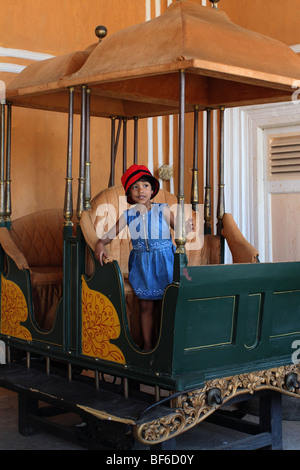 Indische Mädchen in einem Howdah im Chowmahalla Palace Stockfoto