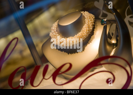 Perle Halskette, Tiffany &amp; Co., Schaufenster, Goethestraße Street, Frankfurt, Hessen, Deutschland Stockfoto
