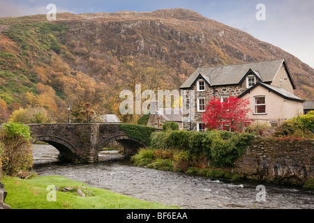 Blick entlang Afon Colwyn Fluss im Dorf in den Bergen des Snowdonia National Park im Herbst. Beddgelert Gwynedd Nordwales UK. Stockfoto