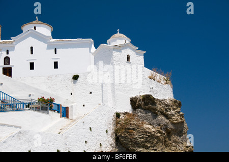 Griechische weiß getünchten Kirche auf Felsen mit Blick auf das Meer, in der Stadt von der griechischen Insel Skopelos, Sporaden, Griechenland gebaut Stockfoto