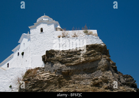 Griechische weiß getünchten Kirche auf Felsen mit Blick auf das Meer, in der Stadt von der griechischen Insel Skopelos, Sporaden, Griechenland gebaut Stockfoto