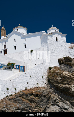 Weiß gekalkte Kirche, erbaut auf Felsen in der Altstadt (Chora) auf der griechischen Mamma Mia Insel Skopelos, Sporaden, Griechenland Stockfoto