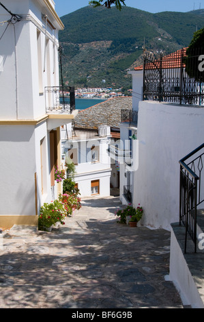 Blick auf den Hafen mit Blick auf das Meer von der Altstadt oder Hora der Griechischen Insel Skopelos, Sporaden, Griechenland Stockfoto