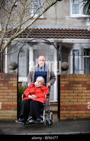 Pflegeperson Don Jones von Knowle in Bristol, die kümmert sich um seine Schwester Shelia Jones aufgrund ihrer komplexen braucht einschließlich Autismus UK Stockfoto