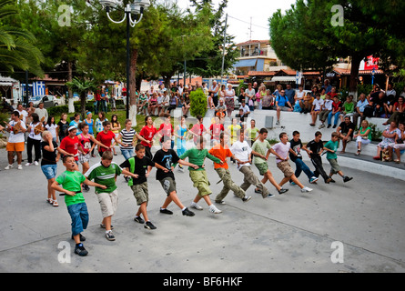 Schule Kinder Proben für die öffentliche Veranstaltung in Hanioti Village, Chalkidiki, Griechenland. Stockfoto