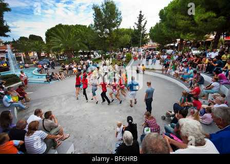 Schule Kinder Proben für die öffentliche Veranstaltung in Hanioti Village, Chalkidiki, Griechenland. Stockfoto