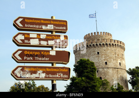 Braunen touristischen Hinweisschilder ausgelöscht mit Graffiti und Sticker außerhalb der weißen Turm Thessaloniki Griechenland Stockfoto