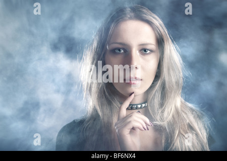 Junge Frau in Rauch Porträt. Stockfoto