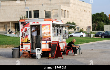 Outdoor-mobile catering Fahrzeug Verkauf von Speisen und Getränken vom Straßenrand zentrale Thessaloniki Nordgriechenland Stockfoto