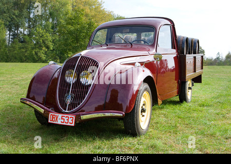 Peugeot 202, Abholung, fünfziger Jahre, Oldtimer, beladen mit Wein Barrique-Fässer Stockfoto