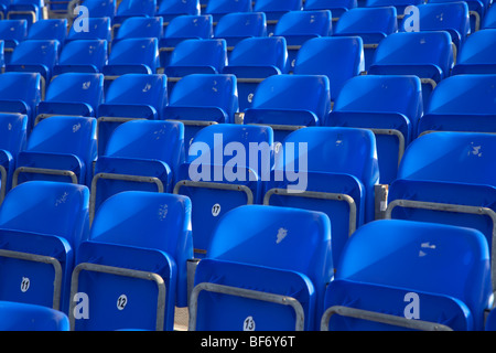 leere blaue Sitzreihen bei einem Outdoor-Stadion Stockfoto