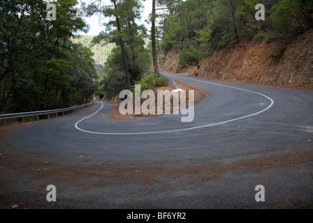 kurvenreichen kehre eine Bergstraße im Troodos-Gebirge Wald Republik Zypern Stockfoto