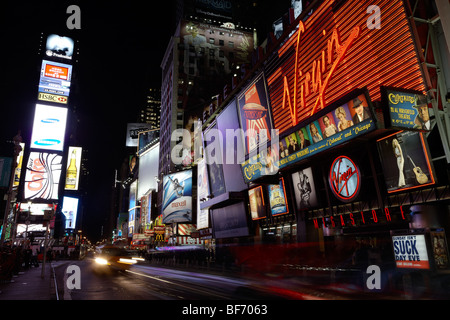 Nachts an der belebten Times Square, New York. Stockfoto