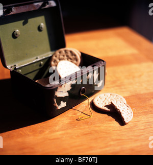 alte Schatulle nahm Sperre und Kekse Stockfoto