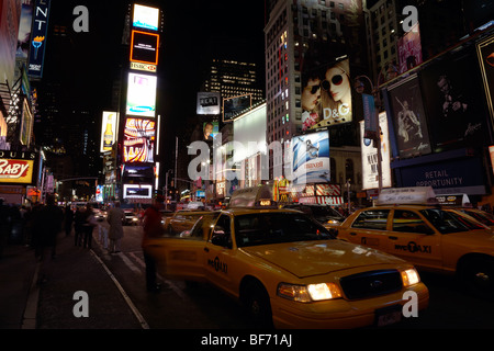 Taxis in der Nacht an der belebten Times Square, New York. Stockfoto