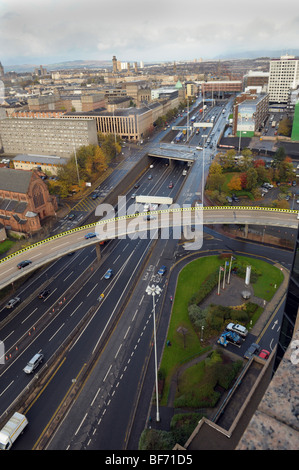 Eine Luftaufnahme der Autobahn M8 in Glasgows Stadtzentrum entfernt. Stockfoto