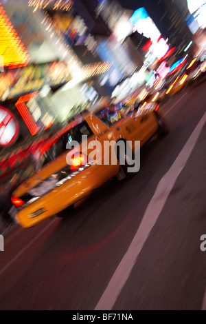 New York Taxi unterwegs über den Times Square, Manhattan, New York Stockfoto