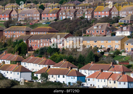 Reihen von Häusern auf einem Hügel über Newhaven, Sussex, England. Stockfoto