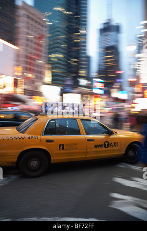 New York Taxi unterwegs über den Times Square, Manhattan, New York Stockfoto