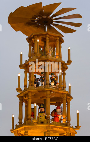 Weihnachtspyramide aus dem Erzgebirge, Weihnachtsmarkt, Esslingen, Baden-Württemberg, Deutschland Stockfoto