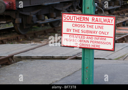 Ein Schild Warnung Passagiere nicht zu eine Bahnlinie überqueren Stockfoto