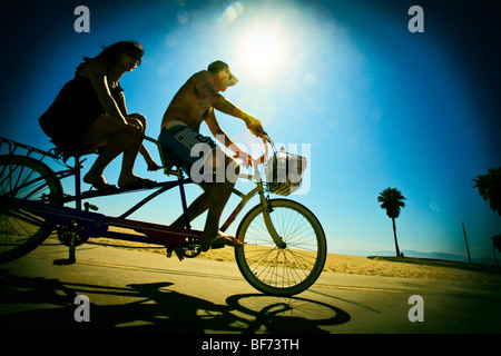 Tandem-Fahrrad Reiten, Venice Beach, Los Angeles County, California, Vereinigte Staaten von Amerika Stockfoto