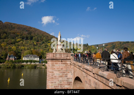 Touristen auf der alten Brücke in Heidelberg, Fluss Neckar, Baden-Württemberg, Deutschland Stockfoto