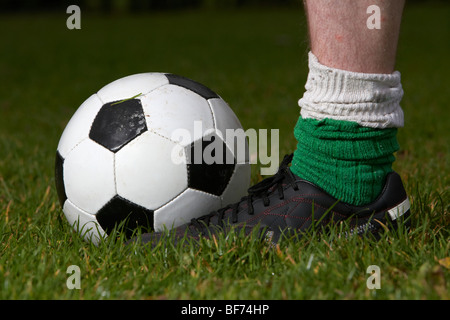 Fußball-Football-Spieler den Ball mit dem Fuß Adressierung Stockfoto