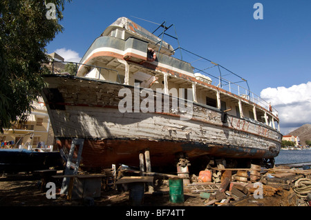 Abblätternde Farbe auf eine alte Vergnügen Dampfer namens "Lazy Days" wartet auf Restaurierung in einer Werft in Griechenland. Stockfoto