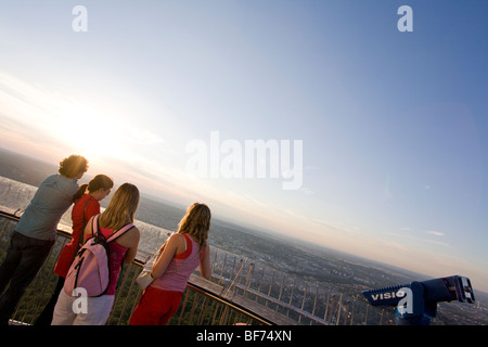 Besucher beim Fernsehen Turm in Stuttgart, Baden-Württemberg, Deutschland Stockfoto