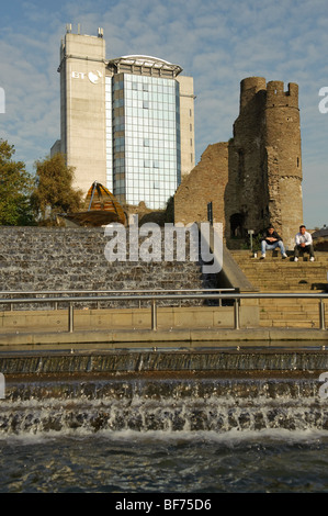 Alte und neue - BT (British Telecom) Turm Gebäude und Burg Ruinen, Swansea Wales UK Stockfoto