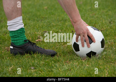 platzieren den Ball nach unten für einen Kick Fußballspieler Stockfoto