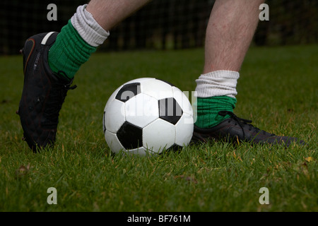 Fußball-Fußball-Spieler vorwärts Bewegung einer Kugel üben Modell zu kicken freigegeben Bild Stockfoto