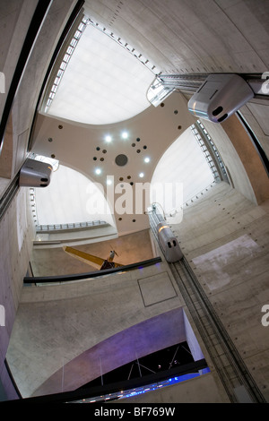 Innenansicht des Mercedes-Benz-Museum in Stuttgart, Baden-Württemberg, Deutschland Stockfoto