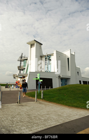 Die Discovery Centre und das Café im Llanelli Millenium coastal Park, Carmarthenshire, Süd-west wales UK Stockfoto