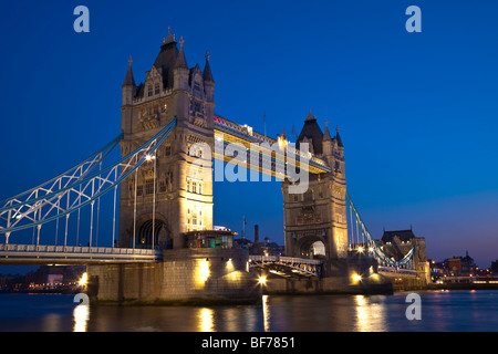 Tower Bridge in London in einer klaren Nacht Stockfoto