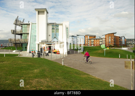 Die Discovery Centre und das Café im Llanelli Millenium coastal Park, Carmarthenshire, Süd-west wales UK Stockfoto