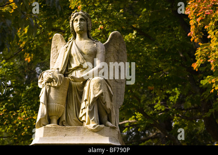 Forest Hills Cemetery. Verwitterte Engelsstatue. Stockfoto