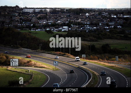 Verkehr auf der A27 Brighton und Hove Bypass Duell Fahrbahn vergeht Häuser und Wohnungen auf der Treppe Stockfoto