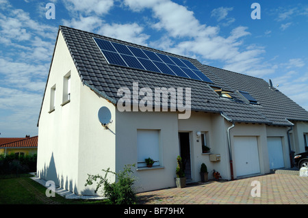 Photovoltaik-Solarstrom-Energie-Modulen auf dem Dach eines Privathauses Stockfoto