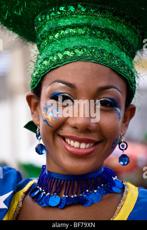 Nahaufnahme von einer attraktiven Dame am Karneval von Curacao Stockfoto