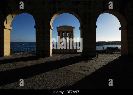 Blick von der oberen Barrakka Valletta zeigt die Sieg-Glocke Stockfoto