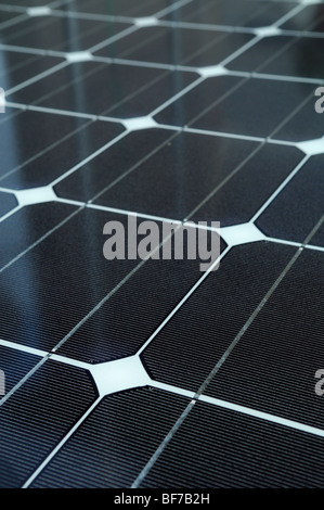 schwarz getönte polykristallinen Silizium Photovoltaik Solar-Panel detail Stockfoto