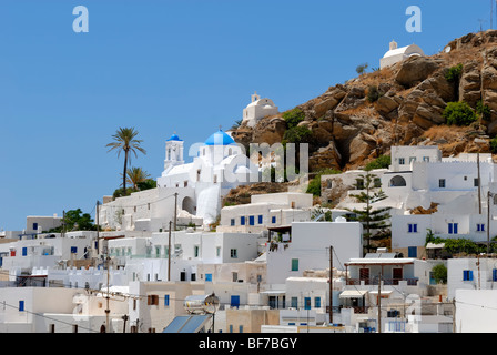 Eine schöne Aussicht nach Chora 'Dorf' Hügel und zur Kirche Panagia Gremiotissa. Hora, Insel Ios, Kykladen, Griechenland, Eu Stockfoto