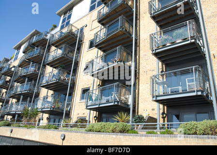 Neue Wohnblocks auf Wapping High Street London E1 UK Stockfoto