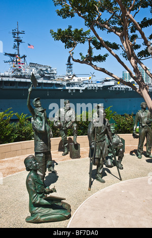 Bronze-Statue Denkmal genannt A National Salute to Bob Hope und das Militär mit der Midway im Hintergrund. Stockfoto