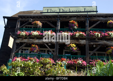 Die Dickens Inn St Katherines Dock London E1 Stockfoto