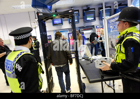 British Transport Police mit der "Messer Bogen"-Detektor während der routinemäßigen Nachbarschaft Polizeiarbeit in Lewisham Bahnhof. London Stockfoto