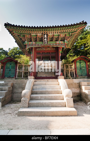 Das Eosumun-Tor vor Juhamnu und Gyujanggak in der Seceret-Garten in der Royal Palace Seoul Stockfoto