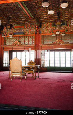 Innenraum des Huijeongdang (des Königs Schlafgemach) im Changdeokgung Königspalast in Seoul Stockfoto